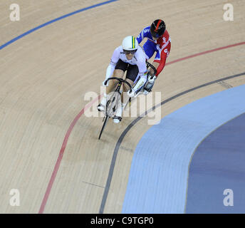 Londres, Angleterre, 12-02-18. Victoria Pendleton (GBR) v Anna Meares (AUS) dans le sprint femmes demi-finales lors de la Coupe du Monde UCI, cyclisme sur piste, le vélodrome olympique de Londres. Une partie de la préparation des Jeux Olympiques de Londres se prépare. Anna Meares a ajouté la dernière Banque D'Images