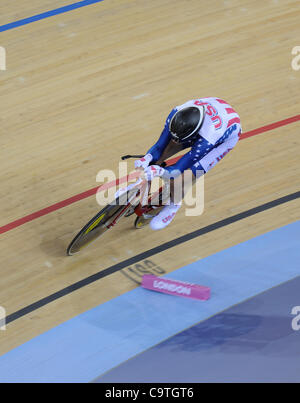 Londres, Angleterre, 12-02-18. Bobby Lea (USA) dans l'Omnium à la Coupe du Monde UCI, cyclisme sur piste, le vélodrome olympique de Londres. Une partie de la préparation des Jeux Olympiques de Londres se prépare. Banque D'Images