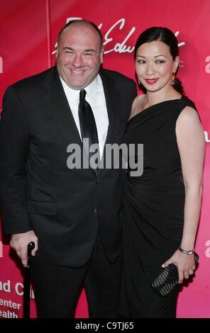 James Gandolfini, Deborah Lin présents pour garder vivante la mémoire 16e Congrès annuel de la force de l'amour de Muhammad Ali Gala 70e anniversaire, MGM Grand Garden Arena, Las Vegas, NV le 18 février 2012. Photo par : James Atoa/Everett Collection Banque D'Images