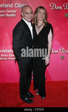 Andre Agassi, Steffi Graf présents pour garder vivante la mémoire 16e Congrès annuel de la force de l'amour de Muhammad Ali Gala 70e anniversaire, MGM Grand Garden Arena, Las Vegas, NV le 18 février 2012. Photo par : James Atoa/Everett Collection Banque D'Images