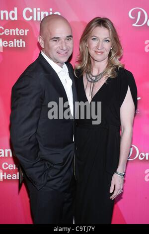 Andre Agassi, Steffi Graf présents pour garder vivante la mémoire 16e Congrès annuel de la force de l'amour de Muhammad Ali Gala 70e anniversaire, MGM Grand Garden Arena, Las Vegas, NV le 18 février 2012. Photo par : James Atoa/Everett Collection Banque D'Images