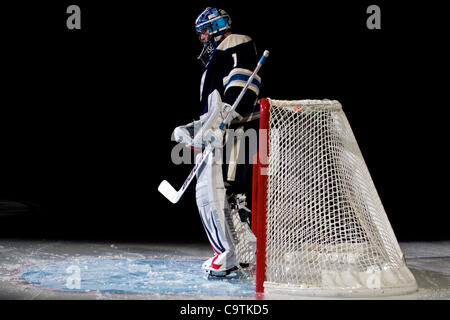 12 févr. 2012 - Columbus, Ohio, États-Unis - Columbus Blue Jackets gardien Steve Mason (1) s'établit à la valeur nette durant les présentations avant le match entre les Ducks d'Anaheim et les Blue Jackets de Columbus au Nationwide Arena, Columbus, Ohio. (Crédit Image : © Scott Stuart/ZUMAPRESS.com)/Southcreek Banque D'Images