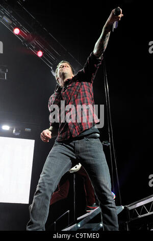 19 février 2012 - Toronto, Canada - pop punk canadien-français effectue Simple Plan au Centre Air Canada. En photo, le chanteur Pierre Bouvier. Banque D'Images