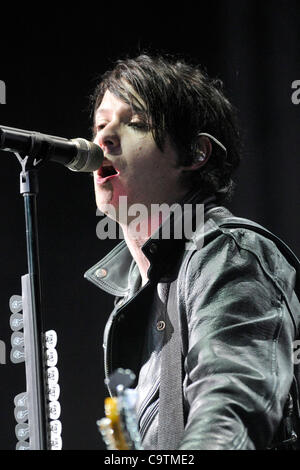 19 février 2012 - Toronto, Canada - pop punk canadien-français effectue Simple Plan au Centre Air Canada. En photo, le bassiste David Desrosiers. Banque D'Images