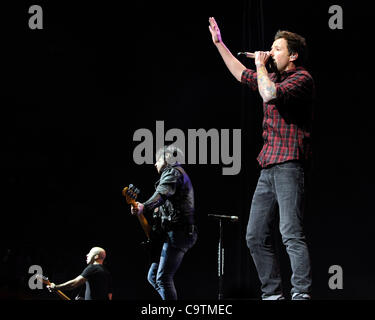 19 février 2012 - Toronto, Canada - pop punk canadien-français effectue Simple Plan au Centre Air Canada. En photo, le chanteur Pierre Bouvier. Banque D'Images