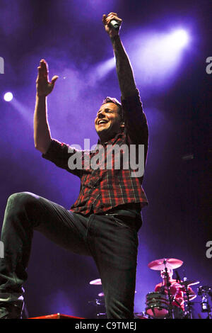 19 février 2012 - Toronto, Canada - pop punk canadien-français effectue Simple Plan au Centre Air Canada. En photo, le chanteur Pierre Bouvier. Banque D'Images