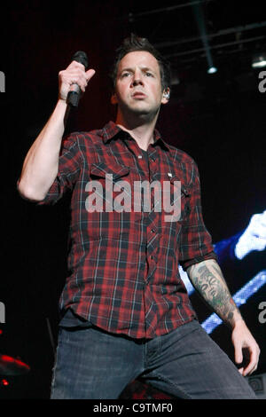 19 février 2012 - Toronto, Canada - pop punk canadien-français effectue Simple Plan au Centre Air Canada. En photo, le chanteur Pierre Bouvier. Banque D'Images