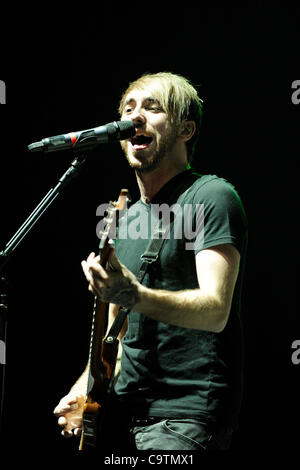 19 février 2012 - Toronto, Canada - All Time Low, un groupe de pop punk américain de Baltimore, Maryland, effectue au Centre Air Canada. En photo, Alex Gaskarth. Banque D'Images