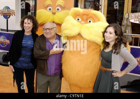 Rhea Perlman, Danny DeVito, le Lorax, Lucy DeVito aux arrivées pour le Dr Suess' LE LORAX Premiere, Universal Studios, Los Angeles, CA, 19 février 2012. Photo par : Michael Germana/Everett Collection Banque D'Images