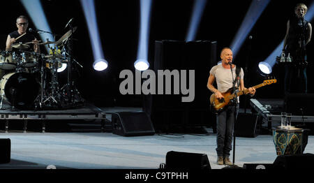 Le chanteur britannique Sting exécute live concert à Prague le 18 février 2012 lors de son retour à la tour basse. (Photo/CTK Stanislav Zbynek) Banque D'Images