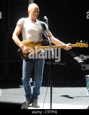 Le chanteur britannique Sting exécute live concert à Prague le 18 février 2012 lors de son retour à la tour basse. (Photo/CTK Stanislav Zbynek) Banque D'Images