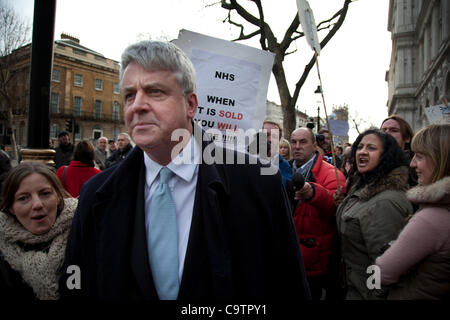 Downing Street, London, UK. 20 févr., 2012. Secrétaire à la santé Andrew Lansley est interrompu alors qu'il se présente à une réunion sur l'avenir de la NHS. Les manifestants se sont réunis à l'extérieur pour protester contre ce qu'ils ont appelé le "sommet de The Uninvited'. Banque D'Images