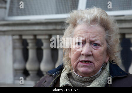 Downing Street, London, UK. 20 févr., 2012. Juin Hautot en dehors de Downing Street après le chahut secrétaire de la santé, Andrew Lansley. Banque D'Images