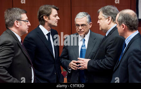 20 février 2012 - Bruxelles, BXL, Belgique - (L-R) Le ministre belge des Finances Steven Vanackere, le Premier Ministre grec Lucas Papademos, le ministre français des Finances, François Baroin et le Ministre grec des Finances Evangelos Venizelos avant la réunion ministérielle de l'Eurogroupe au Conseil européen des capacités en B Banque D'Images