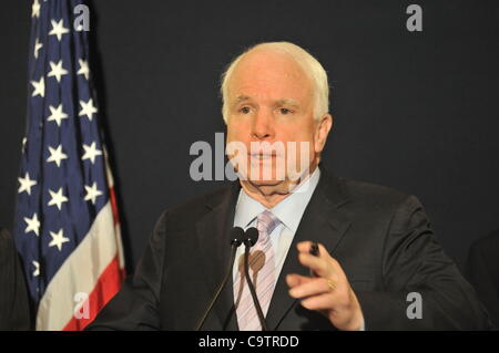 Le Caire, Égypte. 20 févr., 2012. Le sénateur John McCain parle avec la presse après une brève visite en Egypte où il bi-partisan et le voyage du Comité de sénat (y compris le sénateur Lindsey Graham, le sénateur John Hoeven, le sénateur Jeff Beauregard et le sénateur Richard Blumenthal) s'est entretenu avec les dirigeants égyptiens. Banque D'Images