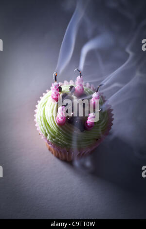 20 février 2012 - London, UK - 5e anniversaire/anniversaire.Pink et lime cupcake avec cinq fumeurs bougies, Londres, Royaume-Uni. (Crédit Image : ©/ZUMAPRESS.com) Lukasova Veronika Banque D'Images