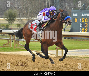 20 février 2012 - Hot Springs, Arkansas, États-Unis - Rafael Bejarano rode Bob Baffert Castaway formés à une victoire dans la première division de la 47e marche de l'Ouest Enjeux lundi après-midi à Oaklawn Park dans la région de Hot Springs. (Crédit Image : © Jimmy Jones/Eclipse/ZUMAPRESS.com) Banque D'Images