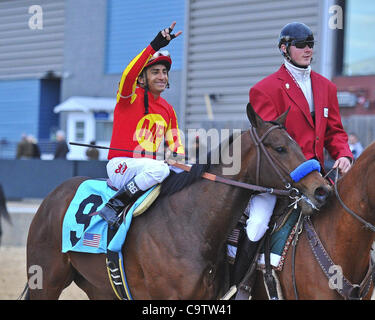 20 février 2012 - Hot Springs, Arkansas, États-Unis - Rafael Bejarano a terminé le balayage dans les deux sections de la 47e au sud-ouest Enjeux à Oaklawn Park dans la région de Hot Springs lundi après-midi. Bejarano rode naufragé à la victoire dans la première division et Secret Circle à la victoire dans la deuxième division. Les deux chevaux w Banque D'Images