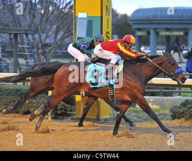 20 février 2012 - Hot Springs, Arkansas, États-Unis - Rafael Bejarano et Bob Baffert formés Secret Circle (9) chevrons Jake Mo pour terminer la balayer les deux sections de la 47e au sud-ouest Enjeux à Oaklawn Park dans la région de Hot Springs lundi après-midi. (Crédit Image : © Jimmy Jones/Eclipse/ZUMAPRESS.com) Banque D'Images