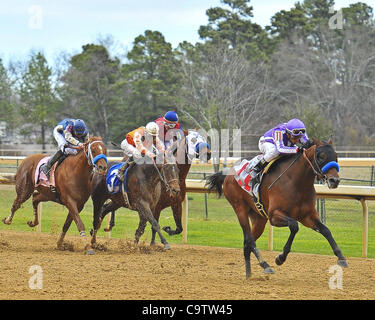 20 février 2012 - Hot Springs, Arkansas, États-Unis - Rafael Bejarano rides Bob Baffert Castaway formés (à droite) pour une victoire dans la première division de la 47e marche de l'Ouest Enjeux lundi après-midi à Oaklawn Park dans la région de Hot Springs. (Crédit Image : © Jimmy Jones/Eclipse/ZUMAPRESS.com) Banque D'Images