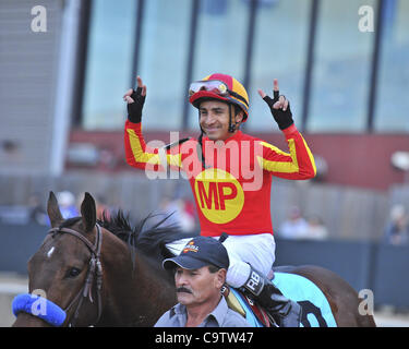 20 février 2012 - Hot Springs, Arkansas, États-Unis - Rafael Bejarano a terminé le balayage dans les deux sections de la 47e au sud-ouest Enjeux à Oaklawn Park dans la région de Hot Springs lundi après-midi. Bejarano rode naufragé à la victoire dans la première division et Secret Circle à la victoire dans la deuxième division. Les deux chevaux w Banque D'Images