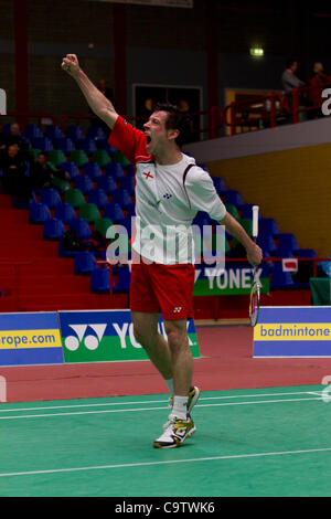 AMSTERDAM, Pays-Bas ; 19/02/2012. Joueur de badminton Carl Baxter (Angleterre, photo) remporte son match contre Ivan Sozonov (Russie) dans le match pour la médaille de bronze de l'équipe de Badminton Championnats de 2012 à Amsterdam. Banque D'Images