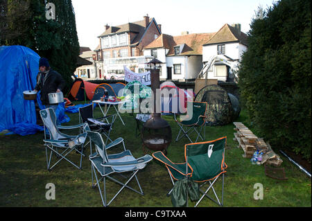 21 février 2012. Occuper Southend a installé son camp dans les motifs de St.Mary's Church près du centre-ville. Ils se sont déplacés dans le dimanche après des mois d'une planification méticuleuse. Ils ont érigé des clôtures de sécurité autour des tombes pour ne pas les déranger et ont construit des structures en bois traditionnels à de willow Banque D'Images