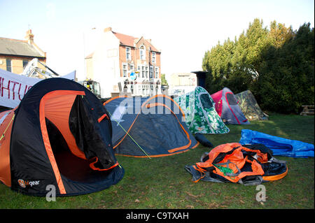 21 février 2012. Occuper Southend a installé son camp dans les motifs de St.Mary's Church près du centre-ville. Ils se sont déplacés dans le dimanche après des mois d'une planification méticuleuse. Ils ont érigé des clôtures de sécurité autour des tombes pour ne pas les déranger et ont construit des structures en bois traditionnels à de willow Banque D'Images