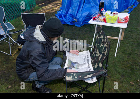 21 février 2012. Occuper Southend a installé son camp dans les motifs de St.Mary's Church près du centre-ville. Ils se sont déplacés dans le dimanche après des mois d'une planification méticuleuse. Ils ont érigé des clôtures de sécurité autour des tombes pour ne pas les déranger et ont construit des structures en bois traditionnels à de willow Banque D'Images