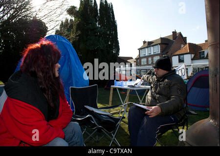 21 février 2012. Occuper Southend a installé son camp dans les motifs de St.Mary's Church près du centre-ville. Ils se sont déplacés dans le dimanche après des mois d'une planification méticuleuse. Ils ont érigé des clôtures de sécurité autour des tombes pour ne pas les déranger. Deux membres clés de discuter des plans de jours. Banque D'Images