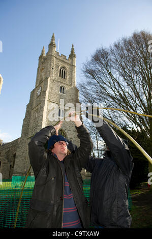 21 février 2012. Occuper Southend a installé son camp dans les motifs de St.Mary's Church près du centre-ville. Ils se sont déplacés dans le dimanche après des mois d'une planification méticuleuse. Deux membres ici sont la construction d'un bâtiment traditionnel entouré de saules pour dormir. Banque D'Images