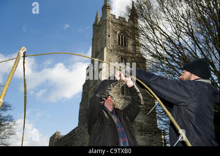 21 février 2012. Occuper Southend a installé son camp dans les motifs de St.Mary's Church près du centre-ville. Ils se sont déplacés dans le dimanche après des mois d'une planification méticuleuse. Deux membres ici sont la construction d'un bâtiment traditionnel entouré de saules pour dormir. Banque D'Images