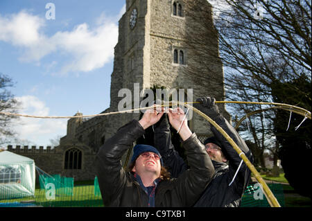 21 février 2012. Occuper Southend a installé son camp dans les motifs de St.Mary's Church près du centre-ville. Ils se sont déplacés dans le dimanche après des mois d'une planification méticuleuse. Deux membres ici sont la construction d'un bâtiment traditionnel entouré de saules pour dormir. Banque D'Images