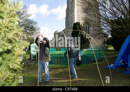 21 février 2012. Occuper Southend a installé son camp dans les motifs de St.Mary's Church près du centre-ville. Ils se sont déplacés dans le dimanche après des mois d'une planification méticuleuse. Deux membres ici sont la construction d'un bâtiment traditionnel entouré de saules pour dormir. Banque D'Images