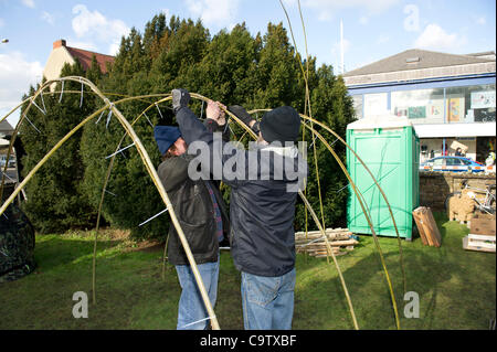 21 février 2012. Occuper Southend a installé son camp dans les motifs de St.Mary's Church près du centre-ville. Ils se sont déplacés dans le dimanche après des mois d'une planification méticuleuse. Deux membres ici sont la construction d'un bâtiment traditionnel entouré de saules pour dormir. Banque D'Images