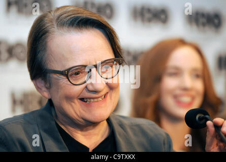 Directeur polonaise Agnieszka Holland (à gauche, sur la photo avec l'acteur Tatiana Pauhofova) parle au cours de conférence de presse le 21 février 2012 à Prague où elle a introduit de nouvelles trois téléfilm pour HBO Horici ker (Flaming Bush) sur la manipulation Jan Palach. Jan Palach était un étudiant tchèque qui s'est suicidé Banque D'Images