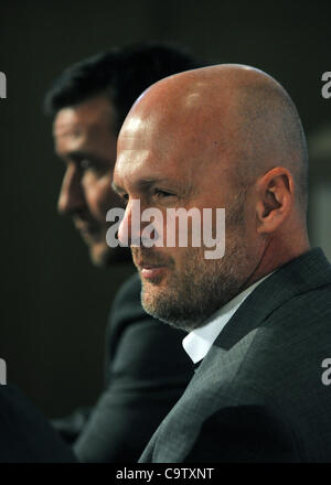 Entraîneur de l'équipe nationale de football Tchèque Michal Bilek (avant) et manager Vladimir Smicer (arrière) parler au cours de conférence de presse le 21 février 2012 à Prague, République tchèque l'avant match amical de l'Irlande contre la République tchèque. (Photo/CTK Stanislav Peska) Banque D'Images