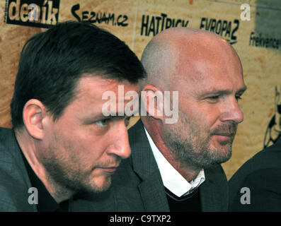 Entraîneur de l'équipe nationale de football Tchèque Michal Bilek (droite) et manager Vladimir Smicer (à gauche) s'exprimer au cours de conférence de presse le 21 février 2012 à Prague, République tchèque l'avant match amical de l'Irlande contre la République tchèque. (Photo/CTK Stanislav Peska) Banque D'Images