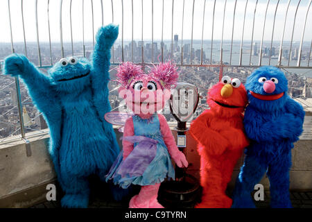 Elmo, Cookie Monster, Abby Cadabby et Grover de 'Sesame Street Live 1,2,3 imagine' visiter l'Empire State Building le 21 février 2012. Banque D'Images