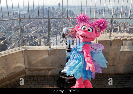 Elmo, Cookie Monster, Abby Cadabby et Grover de 'Sesame Street Live 1,2,3 imagine' visiter l'Empire State Building le 21 février 2012. Banque D'Images