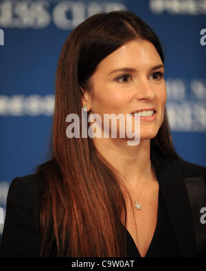 Le 21 février 2012 - Washington, District of Columbia, États-Unis - 2/12/12- Le National Press Club- Washington, DC.pilote de voiture de course de NASCAR Danica Patrick parle au National Press Club à propos de sa carrière et ce que c'est que d'être une femme dans la profession pour les hommes. Elle signe un helmut pour un ventilateur...photo : - Im Banque D'Images