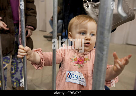 Shelby Township, Michigan - Un jeune défenseur lors d'un rassemblement comme les campagnes de Mitt Romney pour le président dans la banlieue de Detroit. Banque D'Images