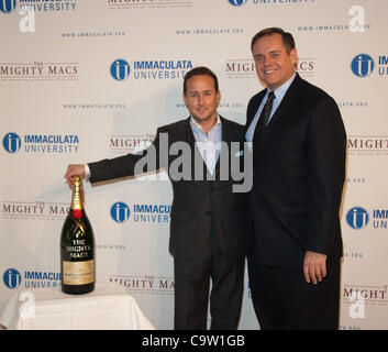 Le 21 février 2012 - Philadelphia, PA, États-Unis - JOHN COLABELLI, éditeur de style Magazine, Philadelphie et ROBERT COLE, Vice-président des communications à l'université, assister à la sortie DVD du film, le ''The Mighty Macs'' tenue à l'Indépendance Seaport Museum à Philadelphie Pa. l Banque D'Images