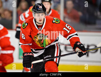 Le 21 février 2012 - Chicago, Illinois, États-Unis - Chicago center Marcus Kruger (16) au cours de la partie de la LNH entre les Blackhawks de Chicago et les Red Wings de Detroit à l'United Center de Chicago, IL. Les Blackhawks défait les Red Wings 2-1. (Crédit Image : © John Rowland/Southcreek/ZUMAPRESS.com) Banque D'Images