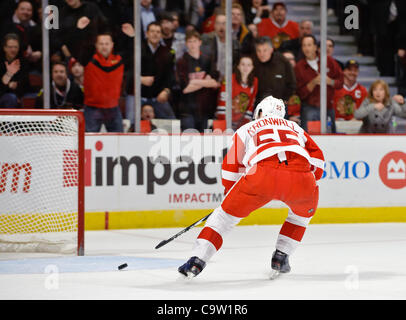 Le 21 février 2012 - Chicago, Illinois, États-Unis - le défenseur Niklas Kronwall Detroit (55) enregistre un net vide dans le but de fermer minute de la LNH match entre les Blackhawks de Chicago et les Red Wings de Detroit à l'United Center de Chicago, IL. Les Blackhawks défait les Red Wings 2-1. (Crédit Image : © Joh Banque D'Images