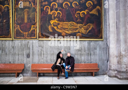 Les visiteurs d'admirer l'art et l'architecture comme des milliers de pèlerins chrétiens et croyants affluent l'église du Saint Sépulcre le mercredi des Cendres. Jérusalem, Israël. 22-Feb-2012. Banque D'Images