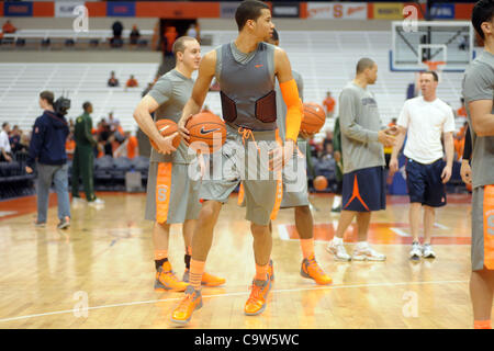 22 février 2012 - Syracuse, New York, États-Unis - Syracuse Michael Carter-Williams garde orange (1) DRIBBLE la balle autour de la cour pendant l'échauffement arborant que l'Orange préparez-vous à prendre sur le Sud de la Floride Les taureaux Carrier Dome à Syracuse, New York. (crédit Image : © Michael Johnson/Southcreek/ZUMAPRESS.c Banque D'Images