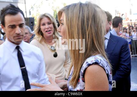 Justin Theroux, Jennifer Aniston lors de la cérémonie d'intronisation pour l'étoile sur le Hollywood Walk of Fame pour Jennifer Aniston, Hollywood Boulevard, Los Angeles, CA, le 22 février 2012. Photo par : Michael Germana/Everett Collection Banque D'Images