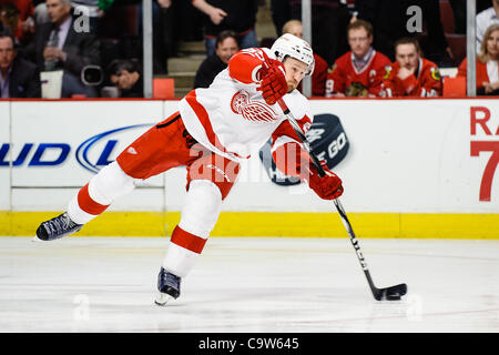 Le 21 février 2012 - Chicago, Illinois, États-Unis - le défenseur Niklas Kronwall Detroit (55) efface la rondelle lors de la LNH, match entre les Blackhawks de Chicago et les Red Wings de Detroit à l'United Center de Chicago, IL. Les Blackhawks défait les Red Wings 2-1. (Crédit Image : © John Rowland/Southcreek/ZUMAP Banque D'Images