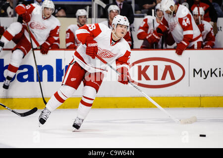 Le 21 février 2012 - Chicago, Illinois, États-Unis - Detroit aile gauche Jiri Hudler (26) passe la rondelle lors de la LNH, match entre les Blackhawks de Chicago et les Red Wings de Detroit à l'United Center de Chicago, IL. Les Blackhawks défait les Red Wings 2-1. (Crédit Image : © John Rowland/Southcreek/ZUMAPRESS. Banque D'Images